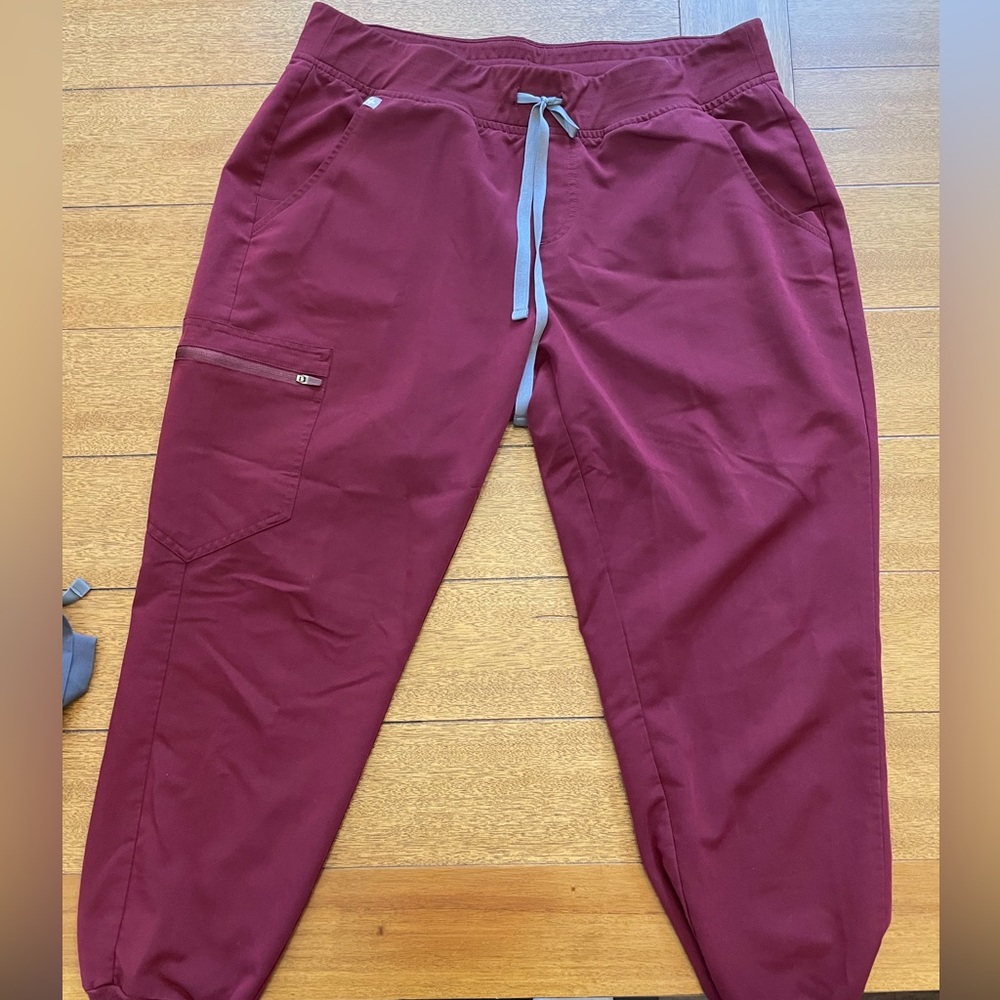 Figs Scrub Joggers in maroon, size large petite